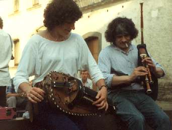 Remy Dubois (rechts), één van de beste doedelzakbouwers van deze tijd, en Lucette Spinoit op draailier, op een muzikantentreffen in Eveshausen (Duitsland), 1983